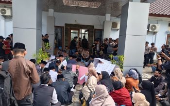 Tunjangan Sertifikasi Tak Cair Enam Bulan, Puluhan Guru PAI Lombok Tengah Geruduk Kantor Kemenag