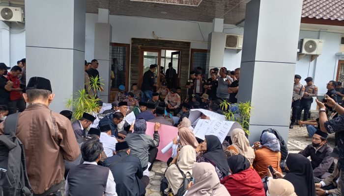 Tunjangan Sertifikasi Tak Cair Enam Bulan, Puluhan Guru PAI Lombok Tengah Geruduk Kantor Kemenag