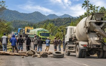 Distribusi Ready Mix Terhenti, Pelaku Usaha Keluhkan Aksi Pemblokiran Jalan di Lombok Selatan