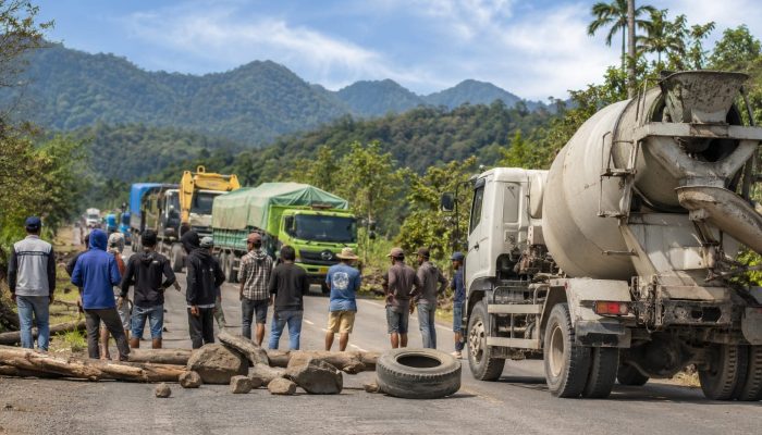 Distribusi Ready Mix Terhenti, Pelaku Usaha Keluhkan Aksi Pemblokiran Jalan di Lombok Selatan