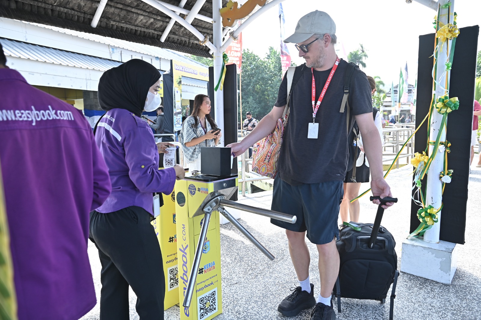 Bank NTB Syariah dan Easybook menjalin kerja sama sistem pembayaran digital untuk mendukung implementasi e-ticketing di Pelabuhan Senggigi, Lombok Barat.