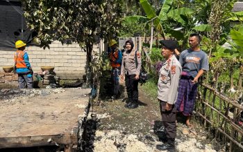 Respon Cepat Polsek Lingsar, Kebakaran Berugak Milik Warga Segera Ditangani