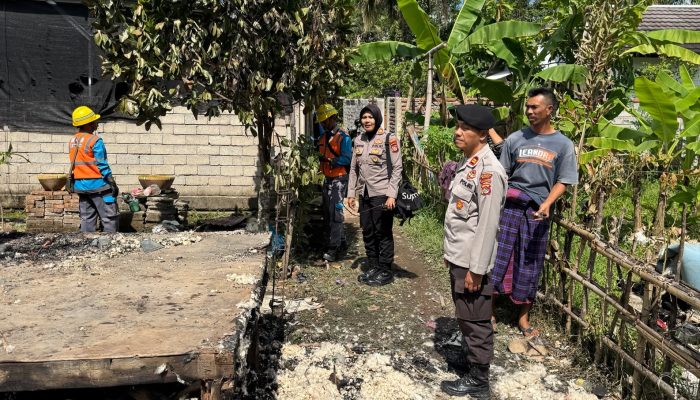 Respon Cepat Polsek Lingsar, Kebakaran Berugak Milik Warga Segera Ditangani