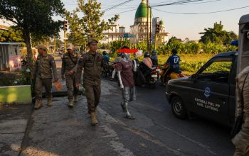Satpol PP Lombok Tengah Tindak Manusia Silver dan Pedagang yang Nekat Berjualan di Zona Larangan