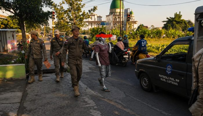 Satpol PP Lombok Tengah Tindak Manusia Silver dan Pedagang yang Nekat Berjualan di Zona Larangan