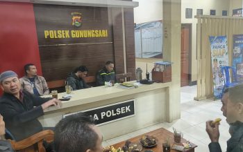 Nobar Australia vs Mesir, Polsek Gunungsari Pererat Silaturahmi dan Dukung UMKM