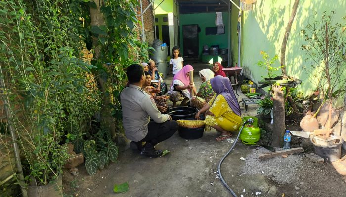 Kapolsek Lingsar Pimpin Pengamanan Wilayah, Bhabinkamtibmas Gencarkan Sambang Warga