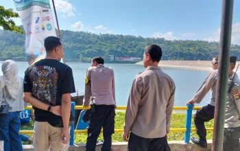 Polsek Gunungsari Amankan Lomba Dayung Porprov XII NTB di Bendungan Meninting
