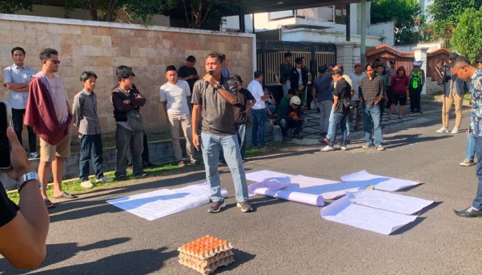 Tim Hotman Paris 911 Didemo di Mataram, Massa Minta Tinggalkan NTB; Putri Maya Rumanti Berikan Klarifikasi