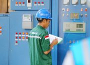 Petugas PLN UPK Lombok memeriksa parameter operasional pada panel kontrol pembangkit guna memastikan seluruh peralatan beroperasi optimal. Pemeriksaan dilakukan sebagai bagian dari upaya menjaga keandalan pasokan listrik selama Porprov NTB XII 2026.