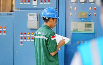 Petugas PLN UPK Lombok memeriksa parameter operasional pada panel kontrol pembangkit guna memastikan seluruh peralatan beroperasi optimal. Pemeriksaan dilakukan sebagai bagian dari upaya menjaga keandalan pasokan listrik selama Porprov NTB XII 2026.