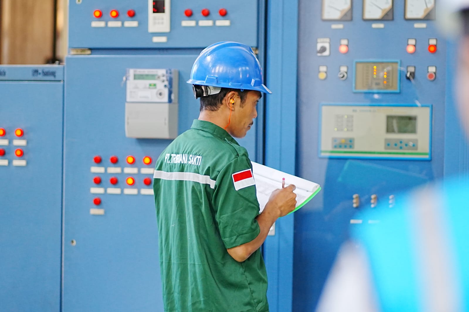 Petugas PLN UPK Lombok memeriksa parameter operasional pada panel kontrol pembangkit guna memastikan seluruh peralatan beroperasi optimal. Pemeriksaan dilakukan sebagai bagian dari upaya menjaga keandalan pasokan listrik selama Porprov NTB XII 2026.