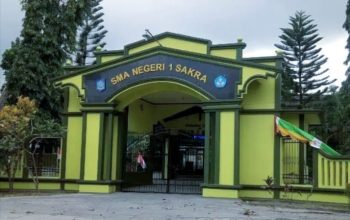 ‎Belum Lunas Bayar Seragam Rp1,3 Juta, Wali Murid SMA 1 Sakra Kembali Dibebani  Uang Bangku Rp1 Juta