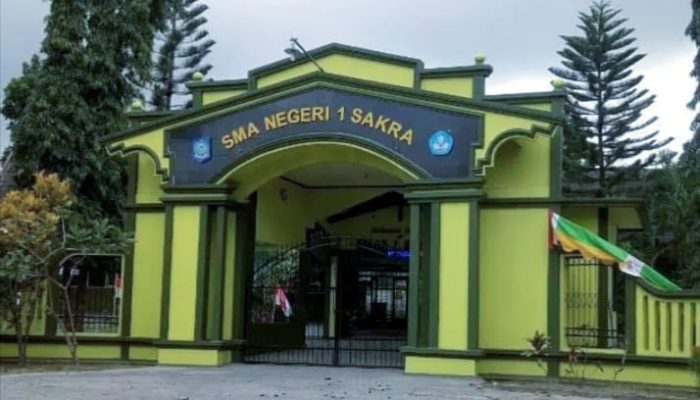 ‎Belum Lunas Bayar Seragam Rp1,3 Juta, Wali Murid SMA 1 Sakra Kembali Dibebani  Uang Bangku Rp1 Juta