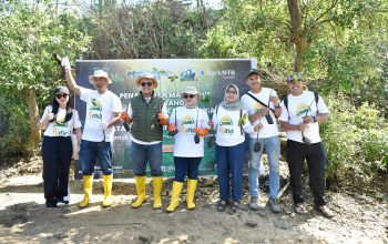 Peringati Hari Mangrove Sedunia dan HUT ke-62, Bank NTB Syariah Tanam Mangrove di Kawasan Ekowisata Paremas