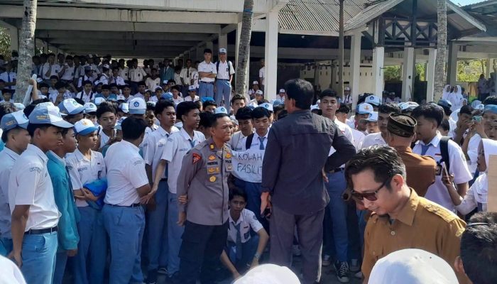 Ratusan Siswa SMAN 1 Jonggat Gelar Aksi Protes, Soroti Fasilitas Sekolah: “Sekolah Elit, Fasilitas Sulit”