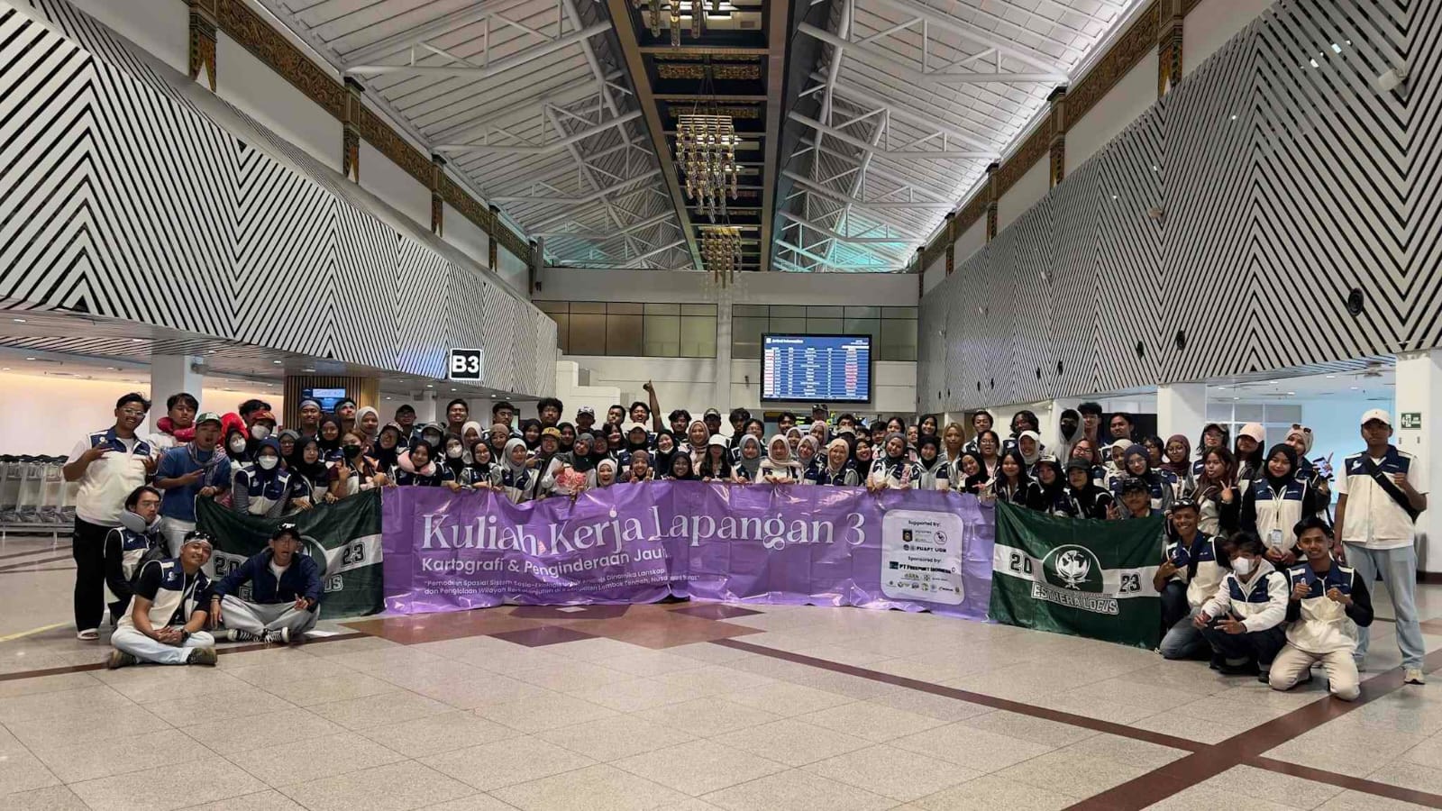 Foto bersama Mahasiswa KKL III 2026 Prodi Kartografi dan penginderaan jauh, Fakultas Geografi Universitas Gadjah Mada.