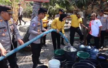 Dalam Rangka HUT ke-81 RI, Polres Lotim Salurkan Air Bersih untuk Warga Sekaroh
