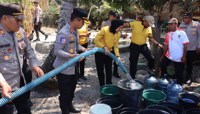 Dalam Rangka HUT ke-81 RI, Polres Lotim Salurkan Air Bersih untuk Warga Sekaroh
