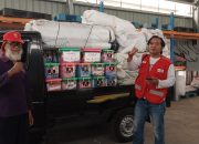 FOTO. Wakabid Infokom PMI NTB Fahrul Mustofa saat menyalurkan bantuan untuk korban gempa NTT