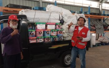 FOTO. Wakabid Infokom PMI NTB Fahrul Mustofa saat menyalurkan bantuan untuk korban gempa NTT