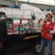 FOTO. Wakabid Infokom PMI NTB Fahrul Mustofa saat menyalurkan bantuan untuk korban gempa NTT