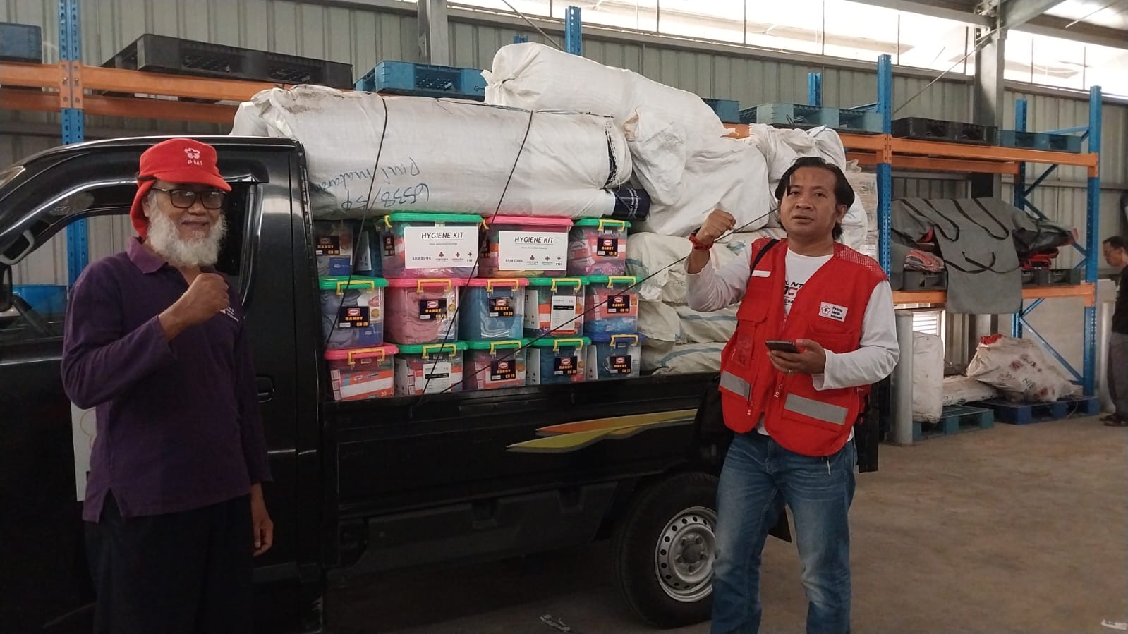 FOTO. Wakabid Infokom PMI NTB Fahrul Mustofa saat menyalurkan bantuan untuk korban gempa NTT