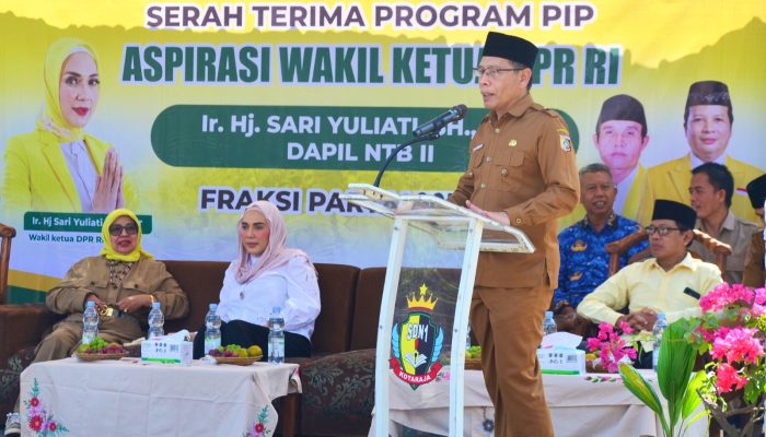 Wabup Lotim Dampingi Wakil Ketua DPR RI Serahkan PIP kepada 520 Siswa, Dorong Pendidikan Berkualitas dan Cegah Perkawinan Anak