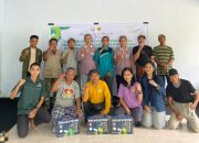 Dosen dan Mahasiswa Teknik Elektro Unram Kenalkan PLTS Portabel kepada Petani Hutan di Lingsar