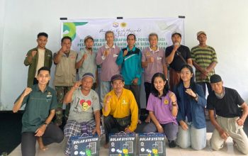 Dosen dan Mahasiswa Teknik Elektro Unram Kenalkan PLTS Portabel kepada Petani Hutan di Lingsar