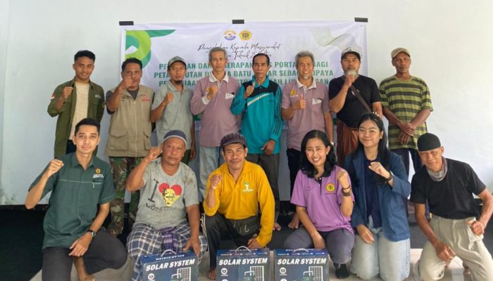 Dosen dan Mahasiswa Teknik Elektro Unram Kenalkan PLTS Portabel kepada Petani Hutan di Lingsar