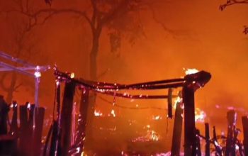 Kebakaran Hebat Melanda Permukiman Adat Desa Sade, Lombok Tengah