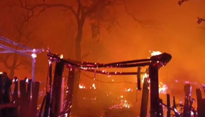 Kebakaran Hebat Melanda Permukiman Adat Desa Sade, Lombok Tengah