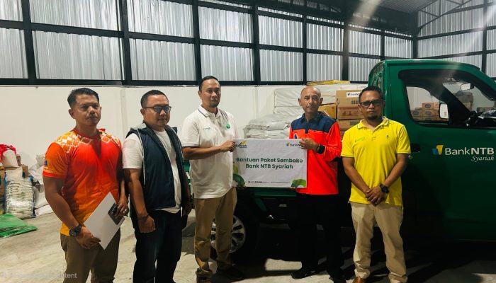 Tanggap Bencana Kebakaran Desa Adat Sade, Bank NTB Syariah Salurkan Bantuan Air Bersih dan Paket Sembako