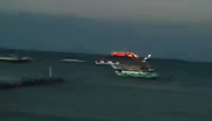 Kapal Tongkang Diduga Pengangkut Batubara Terbakar di Perairan Gili Kondo Lombok Timur