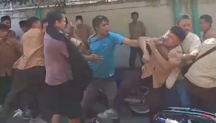 Video 11 Detik Siswa dan Warga Terlibat Kericuhan di Sakra Timur Viral