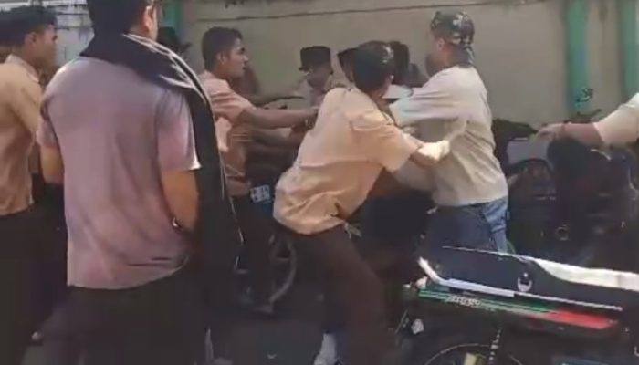 Heboh! Video Kericuhan Siswa dan Warga di Lepak Viral, Parkiran Motor Jadi Sorotan