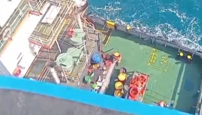 Helikopter Poludara Terbang 80 Mil Evakuasi Jenazah Korban KM Virgo