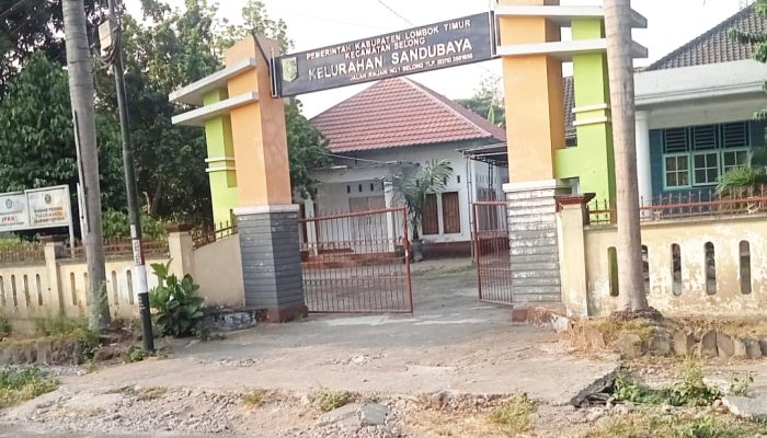Akses Jalan Depan Kantor Lurah Sandubaya Rusak, Warga Pertanyakan Respons Lurah